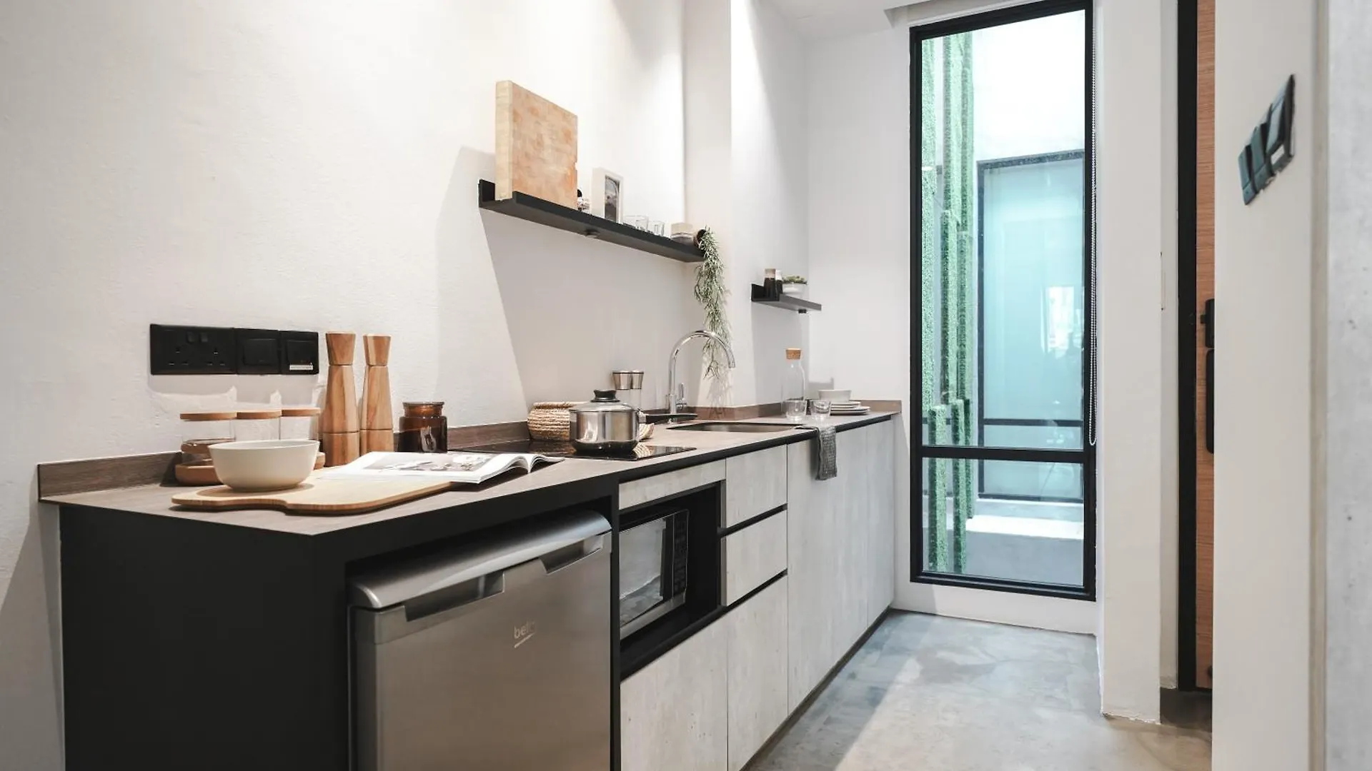 Base Residences: Hong Kong Street 新加坡 0*,  新加坡